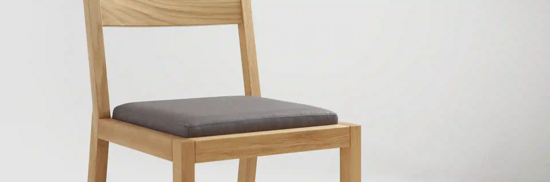 [Translate to german:] Krzesło drewniane MILONI FRAME, Kolor: 03: Natural tapicerowane, Wymiary: Dł: 45 x Sz: 44 x Wys: 45 cm, polskie krzesła z drewna, drewniane krzesło, dębowe krzesła