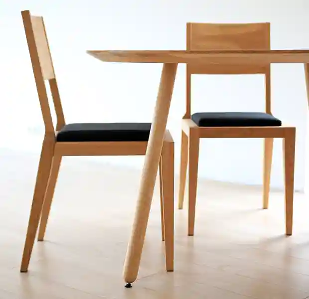 [Translate to german:] Krzesło drewniane dębowe MILONI AVANGARDE z czarną tapicerką, Kolor: 03: Natural, Wymiary: Dł: 45 x Sz: 44 x Wys: 45 cm, polskie krzesła z drewna oraz okrągły stół OX w kolorze Natural